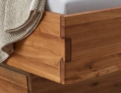 Doppelbett mit Schubkästen 